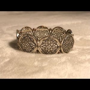 🌸 Silver tone light weight bracelet